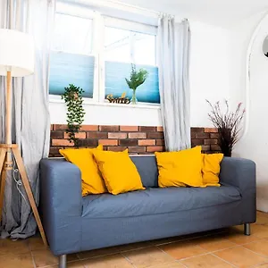 Spacious In Urban Location Apartment